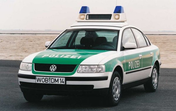 Около година след дебюта на четвъртото поколение на Passat през 1996 г., Volkswagen показва полицейска версия на модела. Впрочем, органите на реда в Германия и до ден-днешен използват Passat за своите нужди, но избират по-практичното комби.