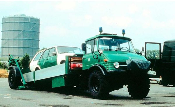 Надписът под тази снимка от архивите на Mercedes-Benz гласи: „Модификация на Unimog серия 416 с наклонена платформа Ruthmann постъпи на служба в полицията на Щутгарт в качеството си на евакуатор“. Той е използван за преместване на други автомобили.