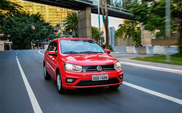 Помните ли първата Skoda Fabia? Тя беше спряна от производство през 15 години, но духът на този хечбек живее в Бразилия. Технически той е идентичен с четвърто поколение на Volkswagen Polo, със странния Seat Ibiza и дори с невероятното алуминиево Audi A2. Всички те са изградени на платформата с индекса PQ24 от 1999 г., която все още служи като основа за латиноамериканския Volkswagen Gol. 