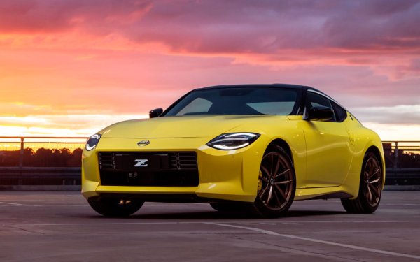 Най-новото купе Nissan Z е интелигентен подход към ретро-дизайна, съчетаващ характеристики от първия модел на династията - Datsun 240Z от 1969 г., както и от легендарния 300ZX с двойно турбо, който се появява през един от най-плодотворните периоди на японската автомобилна индустрия. Реалностите в наши дни са такива, че нито един производител не би отделил пари за разработка на напълно ново купе със задно предаване и бензинов двигател и затова самата поява на Nissan Z е истинско чудо.