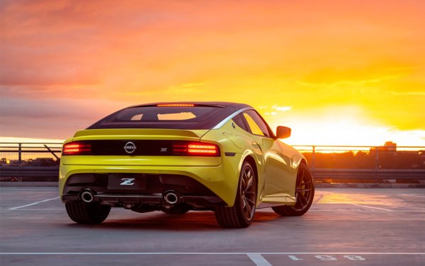 В случая обаче автомобилът използва стара техника, тъй като е изграден на модернизираната платформа на предшественика си 370Z, която от от своя страна е еволюция на 350Z. Архитектурата се казва FM, като дебютира през 2001 г. на 11-ото поколение на Nissan Skyline. И в края на жизнения цикъл на Nissan Z тя ще бъде на повече от 25 години.