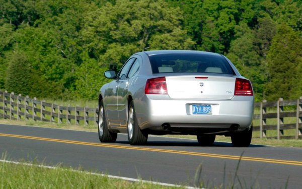 Magnum, въпреки че беше адски готин, не издържа дълго на конвейера, но Charger и 300 през 2011 г. преживяха нещо средно между фейслифт и смяна на поколението - те останаха на същата основа, но получиха модернизиран външен вид и технологии. И двата седана все още се произвеждат, но най-забележителното е, че далечните им роднини са три модела Maserati наведнъж - Quattroporte, Ghibli и Levante! Да, шасито на италианците е оригинално и е разработено почти от нулата, но американските коли имат и &bdquo;нервна система&ldquo;, тоест  електронна архитектура. И по същество тя все още е на Mercedes. 