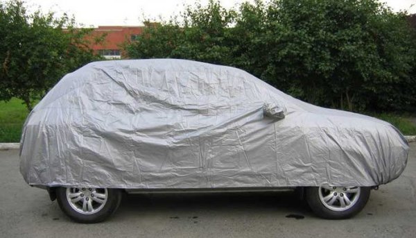 У нас автомобилните покривала бяха изключително популярни през 70-те и 80-те години, и след това модата им отмина - може би защото са твърде лесни за кражба. Но през лятото едно съвременно покривало с отражателно покритие ще направи чудеса за защитата на боята и гумените уплътнения от прах и слънце. По-скъпите са с мембани и "дишат", а някои дори ще намалят щетите при градушка. 
