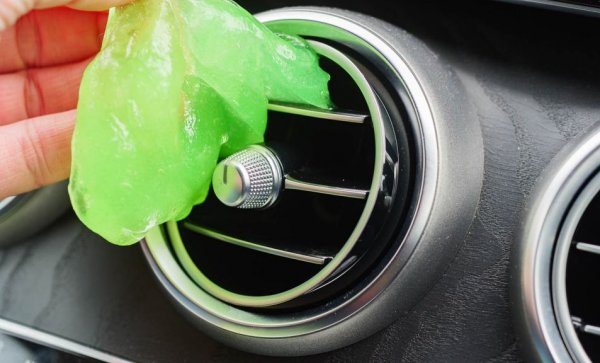 Прахът и мърсотията по таблото и другите повърхности предизвикват не само появата на неприятни миризми, но и на неотстраними петна. Ако решите да се справите със задачата сами, купете си препарати, специално предвидени за автомобили. Домашните почистващи препарати са твърде агресивни за материалите по таблото. 
