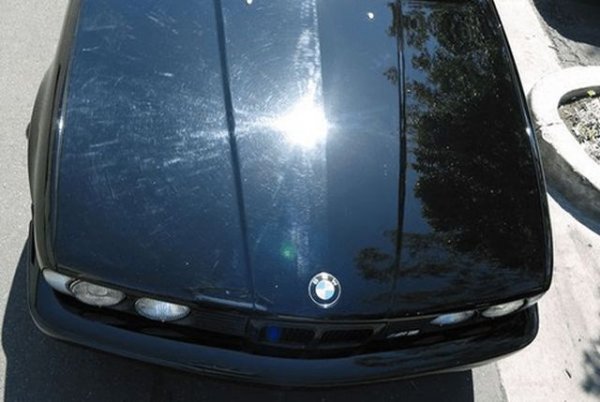 Много от автокозметичните средства, предлагани в наши дни, имат съмнителен ефект и са по-скоро начин производителите да се възползват от загрижеността на клиентите за автомобила им. 
С добрите вакси обаче не е така: използвайте ги поне два пъти годишно, защото те бранят боята не само от замърсявания, но и от слънчевите лъчи. С тях колата се цапа забележимо по-бавно. 
