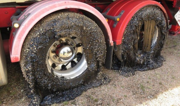 Каучукът в състава им - независимо дали естествен, или синтетичен - не обича слънчевите лъчи. Те и високата температура могат да доведат до разслояване на гумите. Могат също да повишат налягането в тях и даже да предизвикат пръсването на гумата в движение. Имайте предвид, че през лятото гумите се помпат обичайно с около 0.2 атмосфери по-малко, отколкото през зимата. 
