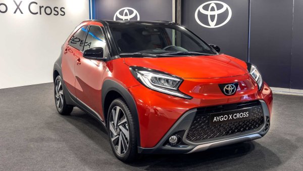 Име на модела: Toyota Aygo X Cross Play 
Мощност: 72 к.с.
Цена: 13 500 евро 
Разход на гориво: 4,8 л/100 км 
