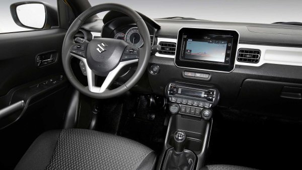 Една от силните страни на модела Suzuki, освен консумацията на горимо, е, че двигателят използва поддръжка на микрохибридна система, която му дава етикета DGT Eco. Той също е с четири седалки, като обемът на багажника достига 260 литра. Кросоувърът се предлага във версии с 4х4, който логично са по-скъпи и имат по-висок разход. 
