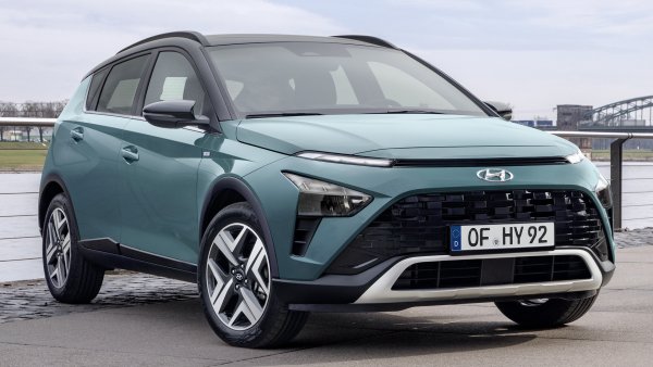 Име: Hyundai Bayon 1.0 T-GDi 100 CV 48V Essence 
Мощност: 100 к.с. 
Цена: 18 140 евро 
Разход на гориво: 5,2 л/100км 
