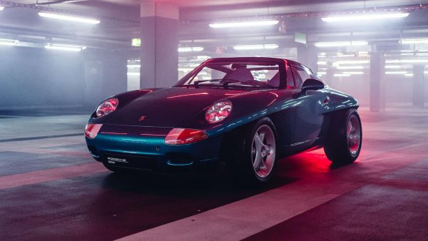 И това не е точно суперавтомобил, но е достатъчно странен концепт. Panamericana е подарък за 80-я рожден ден на Фери Порше и се отличава с това, че предсказва как ще изглеждат бъдещите модели на Porsche. И това по-късно се потвърди от дизайна на 911 (993) и Boxster.
Под карбоновата каросерия се крие стандартна кабрио версия на Porsche 964.