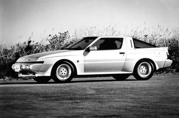 По отношение на техниката, Starion е класика. Надлъжно разположеният двигател и задните задвижващи колела позволяват на модела да гледа високомерно към поглед към по-модерното купе FTO, някога известното Eclipse и дори GTO / 3000GT, които са на шаси с предно предаване.

Двигателната гама се състои от 4-цилиндрови двигатели, чиято различна степен на мощност се познава още по екстериора: по-слабите модификации без интеркулер се характеризират с &bdquo;тясно&ldquo; тяло, докато по-спортните автомобили с междинно охлаждане на въздуха парадират с по-широки арки на колелата. 