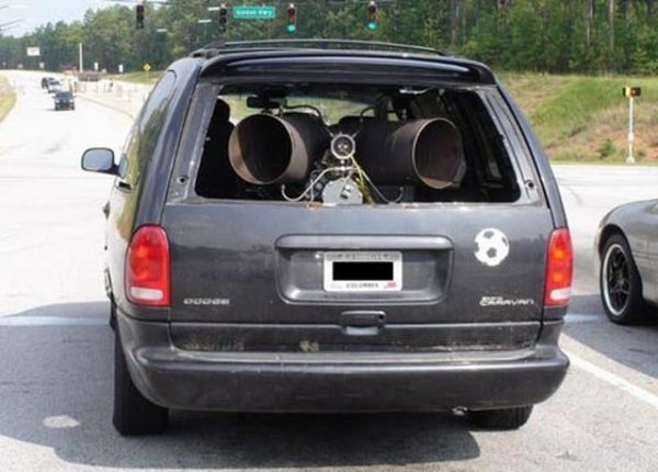 Стандартният задвижващ агрегат е допълнен от двигател от хеликоптер, който развива максимална мощност от 1000 конски сили. Благодарение на него миниванът изминава разстоянието от 1/4-миля за 11,17 секунди, като от турбините му излизат пламъци.