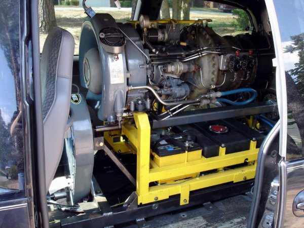 Мнозина вероятно се чудят, защо автомобилът се нуждае и от оригиналния си мотор. Работата е там, че той му позволява да се движи по обществени пътища. Собственикът на този Dodge Caravan - американският механик Крис Крюг, обаче не уточнява причините, поради които е избрал именно двигател от хеликоптер за колата.