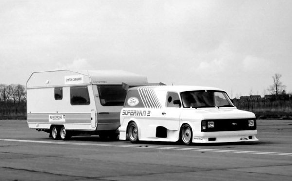 Transit Supervan 2 визуално напомня на второто поколение на Transit, но под капака му е поставен V8 двигател Cosworth DFV F1, който развива 500 конски сили, но е форсиран до 650 конски сили. На пистата "Силвърстоун" този миниван развива 280 км/ч. 