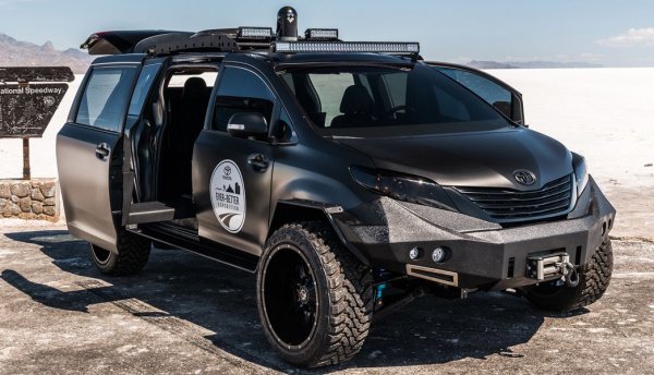 Всъдеходът, който се отличава с форми на миниван, е разработка на северноамериканското подразделение на Toyota. В основата на този автомобил са два модела на марката - миниванът Sienna и пикапът Tacoma, като доказателство за това са огромните колела, големият пътен просвет, защитните елементи по каросерията и прожекторите.