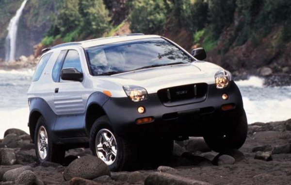 Тези, които не са запознати с бейдж-инженеринга, никога няма да се досетят, че под футуристичния (поне за 1997 г.) външен вид на този автомобил се крият агрегатите на Opel Frontera Sport. Машината е снабдена с 3,2-литров двигател с 6 цилиндър, който позволява ускорение от 0 до 100 км/ч за 8,9 секунди и така оставя отзад спортното купе Peugeot RCZ. Проблемът обаче е, че междуосието от 2,3 метра прави всъдехода не особено стабилен.