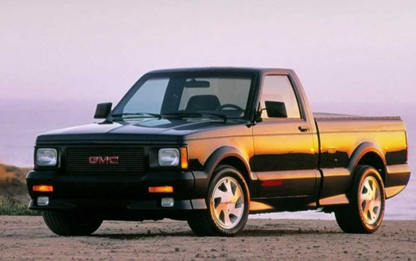 Преди 3 десетилетия се появи един наистина много як автомобил. Концертът General Motors пусна на пазара през 1991 г. звяра GMC Syclone, който представлява свирепа версия на работния кон GMC S-15 (той е и Chevrolet S-10). Пикапът е оборудван с 4,3-литров V6 Vortec, който развива 280 к.с. и 475 Нм. Той е комбиниран със система за задвижване на четирите колела от автобуса Chevrolet Astro и 4-степенна автоматична скоростна кутия от Corvette. Ускорението от 0 до 100 км/ч е същото като на Ferrari Testarossa.