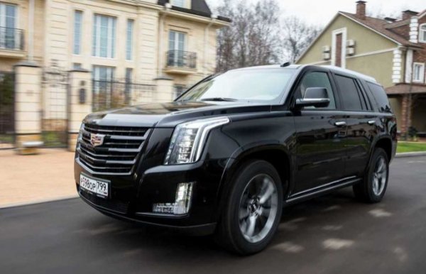 В General Motors не бързат да се отказват от този тип конструкция и четвъртото поколение на Escalade, което дебютира през 2014 г. си остана вярно на класическата схема. В случая природата на този мастодонт си казва думата &ndash; преминаването през неравности и комфорта са на средно ниво, но пък възможностите на двигателя явно си казват думата. V8 моторът с 426 к.с. позволява на тежащия 2,7 тона всъдеход да ускори до 100 км/ч за 6,7 секунди (толкова са нужни и на Porsche Macan).