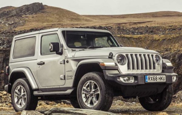 Последният Wrangler с индекс JL, произвеждан от 2017 г., дисонансът между платформа и силов агрегат е пълен. Моторът е 2,0-литров с турбо и мощност 272 к.с. (400 Нм), което не облекчава задачата на шофьора, борещ се с тежката конструкция. Междуосието от 2,5 метра не помага особено за повишаване на комфорта, така че преди да дадете газ си помислете. С умел водач обаче този всъдеход оставя спортния седан Infiniti Q50 с двигател с 211 к.с. зад себе си.