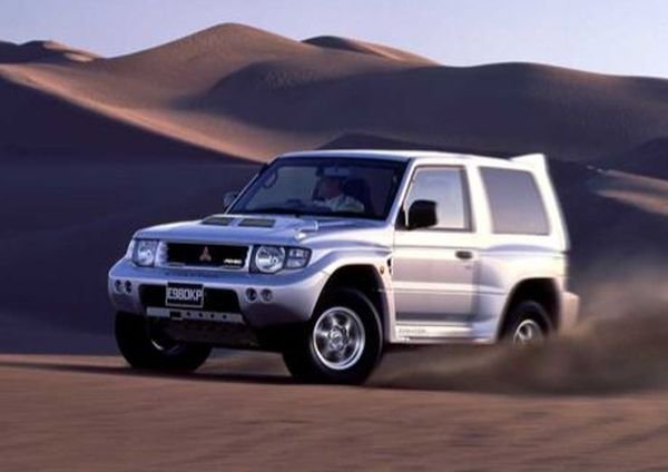 Легендарният Evolution е добре познат като седан и комби, но има и хечбек. През 1997 г. Mitsubishi
пуска версия Pajero Evolution, която е създадена за участие в рали &bdquo;Дакар&ldquo;. Тя е преработена напълно, като получава 3,5-литров V6 мотор с променливи фази на газоразпределението и мощност 280 к.с. Поставени са и два самоблокиращи диференциала Torsen. Ускорението от 0 до 100 км/ч е по-бързо от това на Ford Mustang в този период.