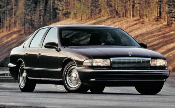 Няма майтап &ndash; този 5,5-метров &bdquo;платноход&ldquo; с името Caprice Classic действително е на рама (последния такъв седан на Chevrolet). Под капака му е поставен 5,7-литров атмосферен V8 двигател, развиващ 260 к.с. и 447 Нм. Четвъртото поколение на Caprice се използва масово от американската полиция близо десетилетие &ndash; 1990-2000 г. Ускорението от 0 до 100 км/ч е като на базовият роудстър BMW Z3 с 1,8-литров мотор.