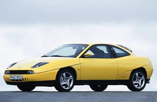 Словосъчетанието "зъл спортен Fiat" вероятно дразни ухото, въпреки че историята на марката включва невероятно купе с предно задвижване за тези, които обичат да дават газ до ламарината. Произвежда се доста отдавна - от 1993 до 2000 г., но и до днес привлича изумени погледи. Има няколко причини за това. Първият е оригиналният дизайн на световноизвестното студио Pininfarina, обогатен с различни готини детайли като скосени колесни арки и кръгли задни светлини.

Втората особеност на автомобила са не само четирицилиндровите, но и петцилиндровите двигатели в атмосферни и турбо версии. Версията от най-висок клас осигурява доста сериозна мощ - 220 конски сили, ускорение до 100 км/ч за 6,3 сек и максимална скорост от 250 км/ч.
