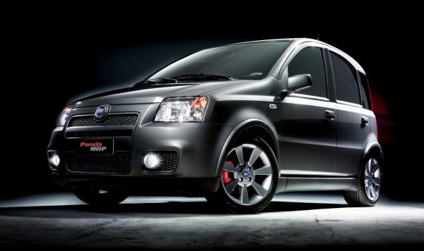 Сто конски сили определено не е число, с което си струва да се парадира. Мнозина ще го нарекат несериозно и детинско, абсолютно невдъхновяващо и по никакъв начин неспособно да развесели шофьора. Всъщност всичко зависи от размера и теглото на автомобила. Ако говорим за малка кола... дръжте се здраво! Компанията дори включи конските сили в името на специална версия на хечбека Panda от второ поколение.

Този модел изглежда като смел герой от заводската джунгла. Снабден е с 1,4-литров 16-клапанов Fire двигател, спортно шаси (забележимо по-твърди амортисьори и настройки на пружините) и аеродинамичен бодикит. Panda 100 HP няма да победи Ferrari със своите 9,5 сек до 100 км/ч и максимална скорост от 185 км/ч, но ще донесе много радост по тесни и криволичещи пътища.