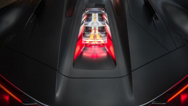 Суперкондензаторите са значително по-леки от батериите, животът им е несравнимо по-дълъг, за производството им не са необходими никакви опасни вещества, зареждат се и отдават енергията почти мигновено. Понеже в тях почти няма вътрешно съпротивление, те не изразходват енергия, за да функционират - коефициентът им на полезно действие е 97-98%. Суперкондензаторите функционират без съществени отклонения в целия диапазон между -40 и +65 градуса по Целзий. 
Минусът е, че съхраняват значително по-малко енергия от литиево-йонните батерии. 
