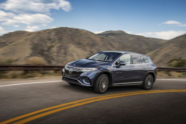 Пазарен дял: 3.2%*

Eлектрическият флагман на Mercedes попада в челната десетка "по втория начин": просто защото тук не става дума за един, а за два различни модела - седана EQS и кросоувъра EQS SUV. В регистрите на МВР е невъзможно да се отдели едното от другото. Взети заедно, двата EQS имат 47% ръст на годишна база. 
