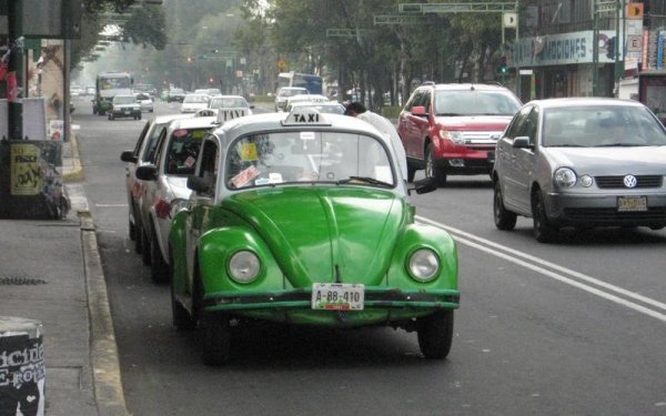 Beetle се превръща в масовото такси в Мексико Сити през 1972 година, като замества големите американски седани, тъй като е несравнимо по-икономичен. През 2002 местната власт определи, че такситата трябва да имат 4 врати и Beetle бавно пое към историята, като последното такси от този модел се пенсионира през 2012.
