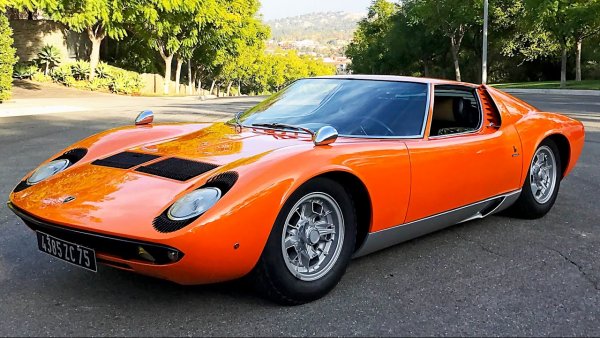 Miura е голямата звезда на салона в Женева през 1966 година и мнозина не могат да си представят развитието на индустрията без този автомобил. Дизайнът е дело на Bertone, а за динамиката отговаря V12 двигател, разположен буквално зад седалките в купето.
