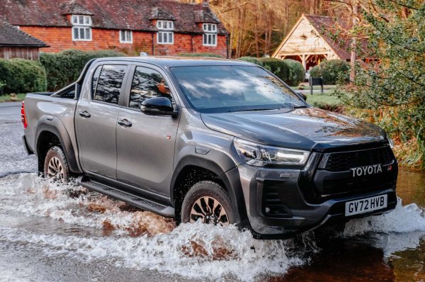 Дългогодишен член на армадата на Toyota, който си е спечелил репутацията на универсален и надежден пикап. Единственият  конкурент на Ranger за европейските продажби.

Независимо от тапицерията, Hilux е удобен и добре обзаведен отвътре. Той също вози комфортно, но не може да се мери с Ranger в това отношение. Усеща се комфорт при пътуване и контрол върху тялото. Чува се вятър и шум от пътя. 

Можете да имате Hilux с 2,4-литров 148 к.с. или 2,8-литров четирицилиндров дизелов двигател с мощност 201 к.с.
Вторият е далеч по-добрият, с много производителност в реалния свят, като се има предвид обемът, който трябва да превозва. 

Има и съперник на Ranger Raptor -  Hilux GR Sport, който получава  по-агресивен стил, но е със същия 2,8-литров двигател като стандартния. Но не предлага офроуд купон като при Ford. 
Hilux има по-добър товарен капацитет от повечето си конкуренти. 
Както при Ranger, можете да избирате между каросерии с единична и двойна кабина. Има и удължена или Extra Cab,.
Hilux може да тегли до 3500 кг и да носи полезен товар до 1000 кг. Товарната му платформа е малко по-къса от тази на Ranger с 1555 мм.
