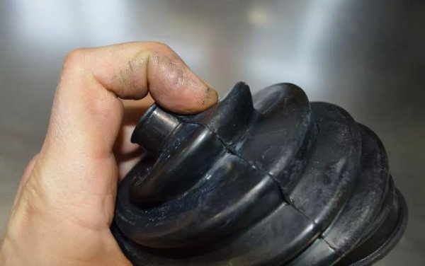 Трябва са се обърне особено внимание на гумите детайли  уплътнения, тъй като през зимата върху тях се натрупва много мръсотия от пътя. Реагентите, изсипани от службите за поддръжка също оказват своето негативно влияние и и нанасят щети върху тези елементи.

Понякога е достатъчно само почистване и смазване, но може да се наложи и замяна на цели детайли от окачването. Много от тях са в комплект, тоест когато се смени този от едната страна, трябва да се направи същото и с другия, дори той да не е увреден.