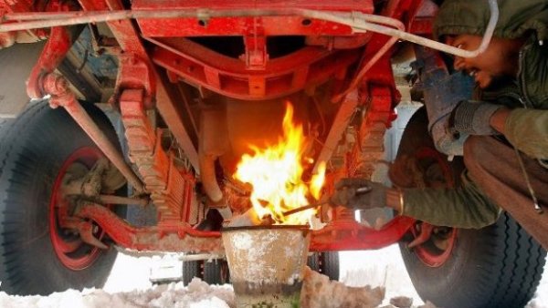 В този агрегат има масло, което се сгъстява, когато е студено. Загряването на механичнана трансмисия е лесно - стартирате двигателя и изчакване. При ръчна скоростна кутия повечето части се въртят, разпръсквайки маслото, дори когато колата е паркирана (разбира се, ако педалът на съединителя не е натиснат).

Приблизително същото се случва в роботизирана скоростна кутия. Студената работа не е толкова опасна за тези трансмисии, за разлика от автоматиците. Необходими са 5-10 минути (в зависимост от температурата навън) с включен двигател, за да може маслото за загрее и скоростите да се включват без излишни усилия.
