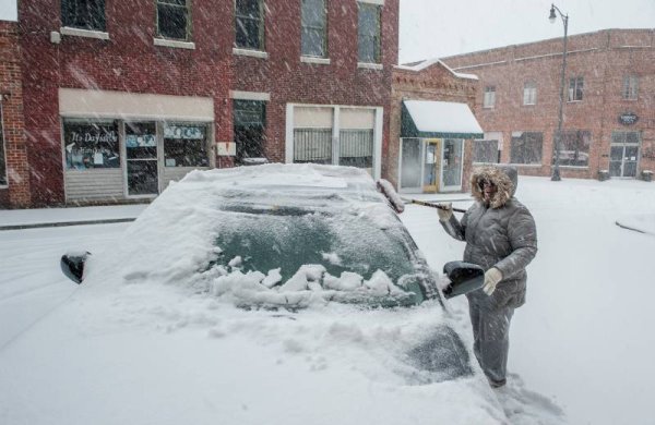 Спорът дали двигателят трябва да бъде оставен да загрее преди тръгване продължава да е актуален, но в студеното време е добре това да бъде направено. Моторът трябва да се остави да поработи, поне не за дълго &ndash; 2-3 минути. Проблемът в случай е в големите температурни разлики между различните детайли, тъй като някои се затоплят бързо, докато други се нуждаят от повече време.

Загряването на мотора може да стане, докато изчиствате снега от стъклата и каросерията. Или път дори, докато въвеждате в навигационната систева мястото, до което ви предстои да пътувате. Първите няколко минути след потегляне трябва да се кара равномерно, без резки ускорения или спирания. Това също ще натовари по-малко двигателя, докато той още е студен. В двжение моторът загрява по-бързо, отколкото на място.