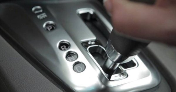 При автоматика сгъстената работна течност не може да създаде необходимото налягане за компресиране на пакетите на съединителя и поради това те започват да се плъзгат и износват по-бързо. По същата причина преобразувателят на въртящия момент може да пострада. Затова е и препоръчително да загреете повечко автоматика преди пътуване

Проблемът е, че класическият автоматик не загява, докато колата е паркирана. Трябва да изберете режим D или R, като натискатес спирачката (или опрете колелата на бордюра). Загравянето на автоматичната скоростна кутия става най-вече, когато колата се движи. И тук в първите километри на пътуването трябва да се избягват резки ускорения.