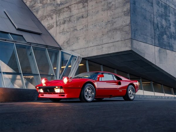 Продадено за: 11.6 млн. долара
Преди да се появят F40, Enzo и LaFerrari, имаше 288 GTO. Моделът е създаден от италианците, за да задоволи строгите изисквания на FIA за хомологация за участие в рали шампионата на Група В. Но точно когато е завършен, Група В е забранена заради поредицата трагични инциденти, и производството на 288 GTO е спряно след около 300 сглобени бройки. Това превръща 288 GTO в най-рядката суперкола на Ferrari в историята, ако не броим уникатите.
