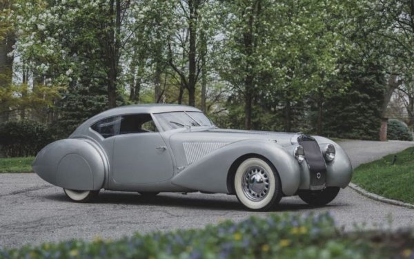 Продаден за: 5.8 милиона долара
Основана пред 1905, френската компания Delage се фокусира върху луксозни и състезателни автомобили. През 1935, отслабена от Голямата депресия, тя е погълната от конкурента Delahaye, а през 1953 окончателно фалира. 
D8 е вероятно най-емблематичният й модел. Както подсказва името, той се задвижва от осемцилиндров редови двигател с обем 4.1 литра, и е една от най-бързите луксозни коли на своето време в Европа. 
