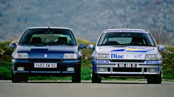 Още един „горещ” хечбек, чиито форми са изваяни заради изискванията на рали-регулациите. Този път, обаче, двигателят е двулитров атмосферен и е разположен отпред, като задвижва предните колела през 5-степенна скоростна кутия.

Може да се каже, че Clio Williams внимателно запълва празнината между „опасните” хечбеци от 80-те и все „по-нежните” машини на 90-те (последните „дело” на нарастващите застрахователни вноски). Това е и колата с може би най-елегантните спортни седалки по онова време.