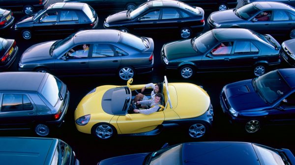 Може да се каже, че това не е един от най-великите RS модели. Но ако в историята има коли, които са прекалено специални, за да имат нужда да са безгранични таланти, то малкия спийдстър е сред тях. Renault дори използва собствените си автомобили от онова време, за да подчертае (и дори да преувеличи) това, колко е специална тази кола.

Историята на Spider можеше да е далеч по-впечатляваща, ако не бе представен по време, в което Lotus показва малката си спортна кола, наречена Elise. И която е с около 200 кг по-лека и значително по-завладяваща за шофиране. Сега, когато Renault Sport се вля в Alpine, ще работи съвместно с Lotus за нова електрическа спортна кола, което ни се струва по-уместно.