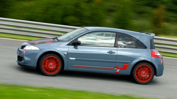 Може да се каже, че това е равностоен партньор на Clio V6, само, че с противоположно задвижване и конвенционално разположен двигател. Megane R26 е сериозно олекотен – със 123 килограма, спрямо стандартния модел. Това се получило след премахване на задните седалки, аудиосистемата и повечето от въздушните възглавници. „Диетата” продължава с поставяне на карбонов капак на двигателя и монтирането на пластмасови задни прозорци.

Тъй като моделът е създаден да преследва по-добри времена на пистата (включително и да атакува Нюрбургринг), може да се каже, че двуместният хотхеч предлага не по-малко удоволствие от суперколите, но на десетократно по-ниска цена.