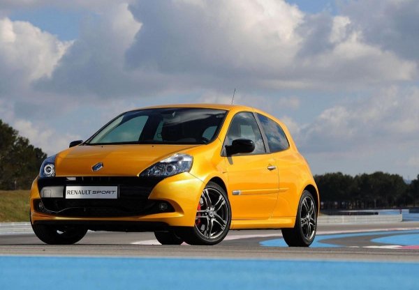 Clio RS винаги е бил сред най-надеждните автомобили с фантастична динамика, продавани на пазара. А версията 200 Cup в зенита на третото поколение на компактния хечбек е един от най-яките компактни хотхечове, създавани някога.

Двулитровият атмосферен двигател дава най-голямата мощност, възможна без поставянето на турбокомпресор, а шасито предлага перфектни настройки, позволяващи сериозно заиграване на пистата и извън нея.