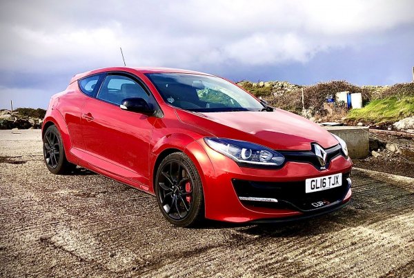 Наследникът на могъщия R26.R – Megane 275 Trophy-R, е още по-брутален и динамичен, като пресича границите на възможното за една кола с предно предаване. При това, не само в специалното изпълнение за атака на „Нюрбургринг”, но и във версията, предназначена за клиенти. При нея, освен, че е максимално динамичен, автомобилът си е и практичен хечбек с 5 места.