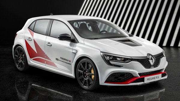 Както може би поне половината от колите в галерията ни, третият претендент на Renault за върхова обиколка на Нюрбургринг не изглежда чак толкова епичен ако просто прочетете за него: взимате кола с 5 врати, махате задните седалки, слагате карбонови колела и спирачки, за да оправдаете нелепо високата цена.

Но резултатът реално е повече от впечатляващ, като машината е толкова фокусирана към водача, колкото и продавания на сходна цена Porsche Cayman GT4. Двата автомобила биха могли да са конструирани от един и същи екип, предвид сходните си характери. Може би тук екипът на Renault Sport е работил с малки или никакви ограничения, предвид скъпите компоненти, 4-те завиващи колела и лопатките за смяна на предавките на волана, налични в колата.