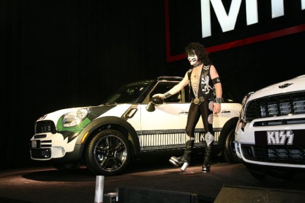 Четири Mini Countryman изрисувани в стила KISS. Създадени са с благотворителна цел за децата на Япония, пострадали от земетресението и последвалото опустошително цунами.
