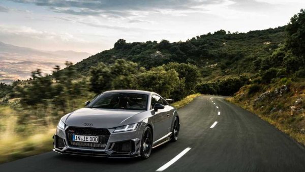 Audi TT ще се сбогува с автомобилния свят, след като се задържа в него 25 години. Тя също ще получи последен вариант - емблематичното издание RS Coupé.