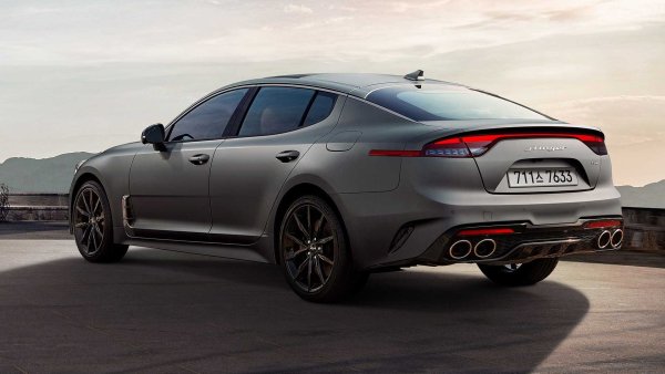Имаше слухове, че Kia Stinger ще бъде спрян по-рано, но спортният седан ще се задържи още няколко месеца в производство. А краят му ще бъде отбелязан с Tribute Edition, която корейците вече представиха. Тя ще излезе в тираж от 1000 бройки за цял свят.