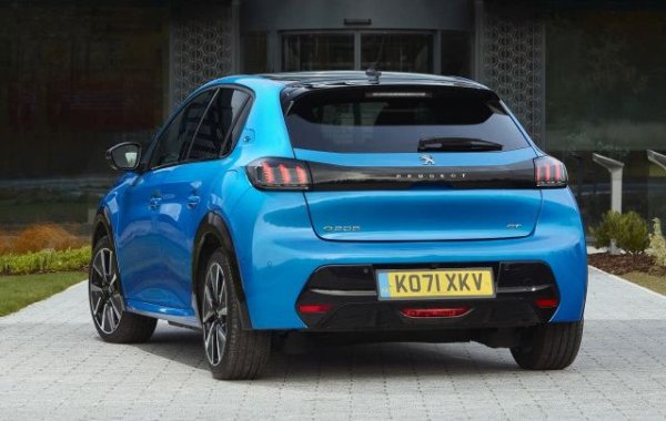 Миналата година именно Peugeot 208 свали Golf от трона му и завърши годината като най-продавания модел в Европа. През тази нещата не вървяха много добре - суперминито отчита 6.1% спад на годишна база, или над 12,000 автомобила по-малко. 
