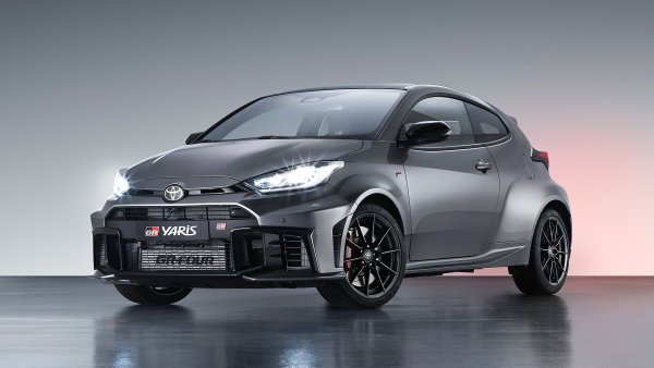 Малко компактни автомобили са толкова насочени на спорта и усещането за шофиране, колкото Toyota GR Yaris. Японският хечбек с три врати разчита на невероятен 1,6-литров турбо двигател с 280 к.с. и 390 Нм, съчетан с 6-степенна механична скоростна кутия (опционална 8-степенна автоматичен) и избираем три режима на задвижване на всички колела.
