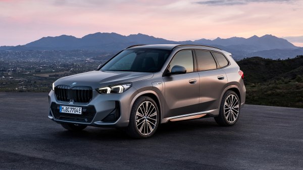 BMW X1 xDrive30e не е точно спортен, но идва със значителна мощност за малък SUV. Той използва 1,5-литров, 3-цилиндров двигател с турбокомпресор (150 к.с., 230 Нм) и електрически мотор (177 к.с., 247 Нм),  за да осигури впечатляващите 326 к.с.  и 477 Нм.
